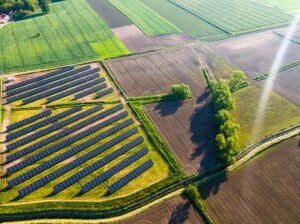 Laut zwei neuen Studien des Öko-Instituts stehen in Deutschland ausreichend Flächen für PV-Freiflächenanlagen zur Verfügung. Bild: marcin jucha / stock.adobe.com