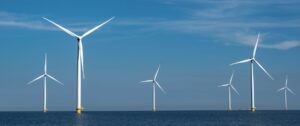 Windenergie-Anlagen und -Parks müssen die Stabilität des öffentlichen Stromnetzes unterstützen. (Foto: Fokke Baarssen / stock.adobe.com)