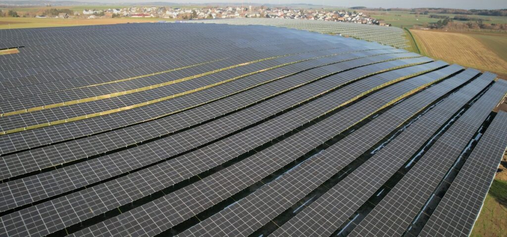 Energie vom Feld: Die rund 30.000 Solarmodule der Photovoltaik-Freiflächenanlage in Büchel liefern 14 Millionen Kilowattstunden Strom – genug für rund 4.000 Haushalte. Bild: Gemeinde Büchel