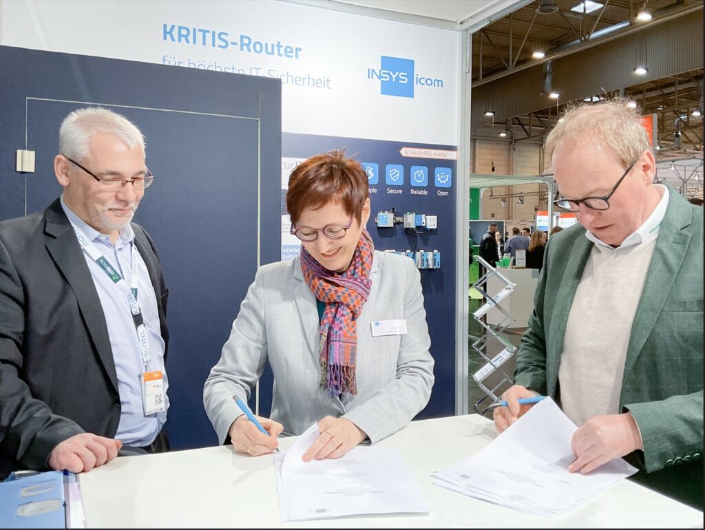 (v.l.): Stefan Döbbe, Prokurist und Leiter IT Telemark, Anna Wels (Vice President von INSYS icom) und Andreas Griehl (Geschäftsführer Telemark) bei der Vetragsunterzeichnung. Foto: INSYS icom