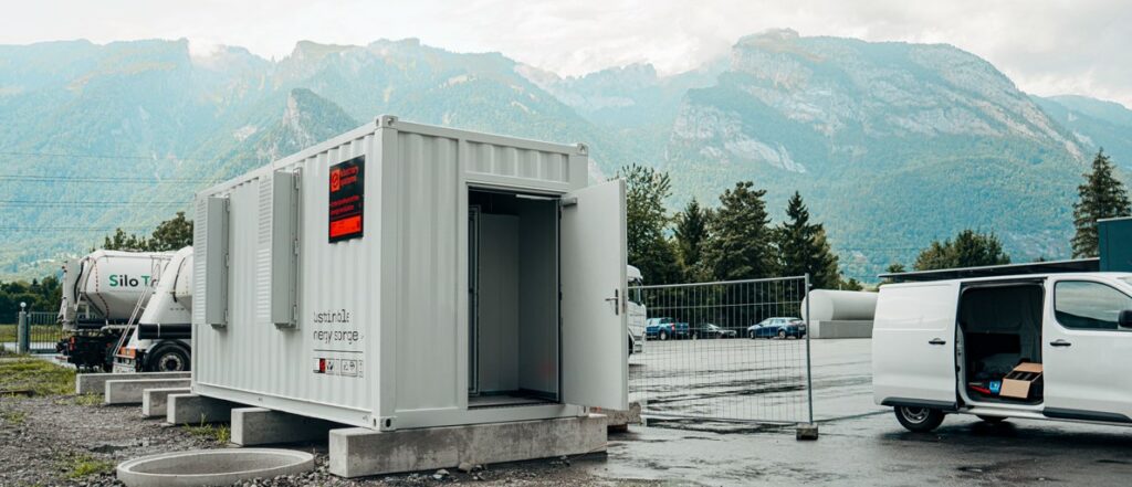 Das Energiespeichersystem der Bischof Lebensmittellogistik in Sennwald (Schweiz) speichert rund 1,6 Megawattstunden Strom aus der Photovoltaikanlage. Foto: e.battery systems