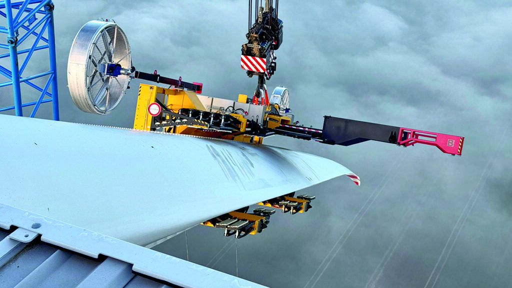 Dank des Automatischen Positionierungssystem (APS) von Seasight Solutions kann bei der Rotorblattinstallation mit der RBC-D auf Führungsseile verzichtet werden. (Foto: Marian Ifrim/Leipziger Gruppe/eab new Energy)