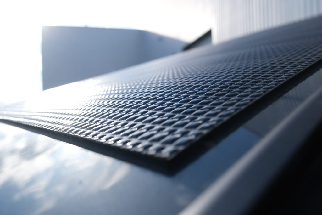 Die Solarmdoule von OPES sind nach Herstellerangaben leicht, flexibel und widerstandsfähig gegen äußere Einflüsse. Foto: Sebastian Willnow, OPES Solar Mobility